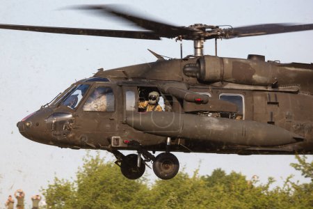 Téléchargez les photos : Kaposujlak, Hongrie - 5 juin 2021 : hélicoptère militaire Sikorsky UH-60 Black Hawk de l'armée américaine à la base aérienne. Aviation et giravions. Transport et transport aérien. Voler et voler. - en image libre de droit