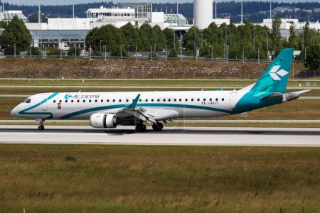 Téléchargez les photos : Munich / Allemagne - 11 juillet 2017 : Air Dolomiti Embraer ERJ-195 I-ADJT arrivée et atterrissage d'un avion de passagers à l'aéroport de Munich - en image libre de droit