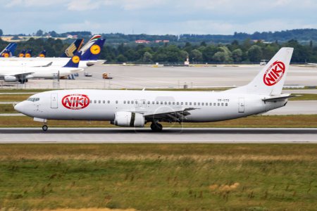 Foto de Munich / Alemania - 11 de julio de 2017: Vuelo Niki Boeing 737-400 OM-GTD avión de pasajeros llegada y aterrizaje en el aeropuerto de Munich - Imagen libre de derechos