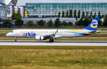 Téléchargez les photos : Munich / Allemagne - 11 juillet 2017 : Arkia Israeli Airlines Embraer 195 4X-EMC arrivée et atterrissage d'un avion de passagers à l'aéroport de Munich - en image libre de droit