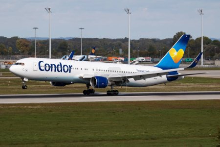 Téléchargez les photos : Munich / Allemagne - 4 octobre 2017 : Arrivée et atterrissage d'un avion Condor Boeing 767-300 D-ABUI à l'aéroport de Munich - en image libre de droit