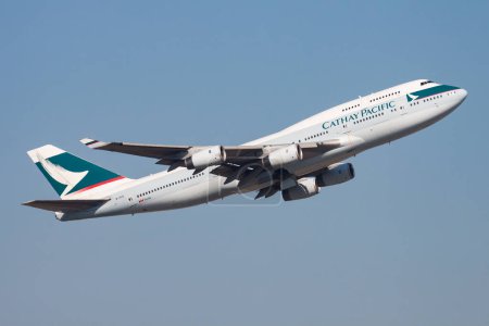 Téléchargez les photos : Hong Kong / Chine - 1er décembre 2013 : départ et décollage du Boeing 747-400 B-HUE de Cathay Pacific Airways à l'aéroport de Hong Kong Chek Lap Kok - en image libre de droit