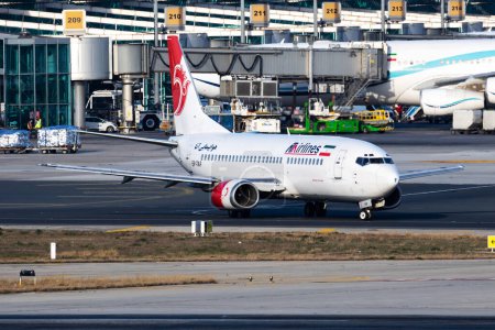 Foto de ISTANBUL / TURQUÍA - 28 DE MARZO DE 2019: ATA Airlines Boeing 737-300 EP-TAF passenger plane departure at Istanbul Ataturk Airport - Imagen libre de derechos