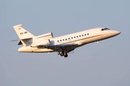 Téléchargez les photos : Vienne, Autriche - 13 mai 2018 : Avcon Jet Dassault Falcon 900 OE-IMI départ et décollage à l'aéroport de Vienne - en image libre de droit