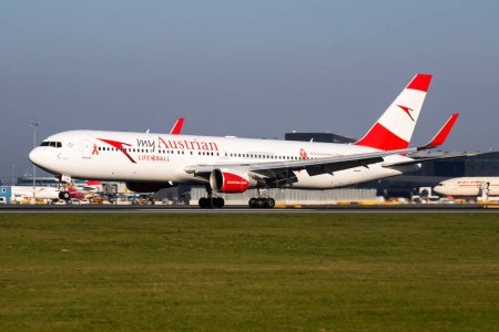 Téléchargez les photos : Vienne / Autriche - 18 avril 2019 : Autocollant spécial Boeing 767-300 OE-LAY d'Austrian Airlines arrivant et atterrissant à l'aéroport international de Vienne - en image libre de droit
