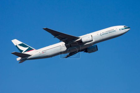 Téléchargez les photos : Hong Kong / Chine - 1er décembre 2013 : départ et décollage du Boeing 777-200 B-HNB de Cathay Pacific Airways à l'aéroport de Hong Kong Chek Lap Kok - en image libre de droit