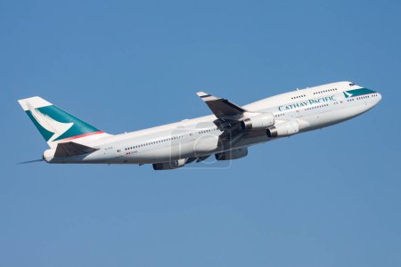 Téléchargez les photos : Hong Kong / Chine - 1er décembre 2013 : départ et décollage du Boeing 747-400 B-HUE de Cathay Pacific Airways à l'aéroport de Hong Kong Chek Lap Kok - en image libre de droit