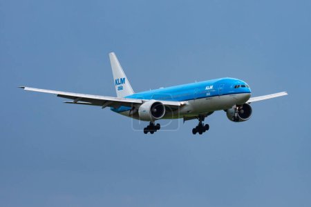 Foto de Amsterdam / Países Bajos - 15 de agosto de 2014: KLM Royal Dutch Airlines Boeing 777-200 PH-BQF avión de pasajeros llegada y aterrizaje en el aeropuerto de Amsterdam Schipol - Imagen libre de derechos