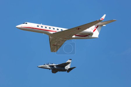 Téléchargez les photos : Radom, Pologne - 26 août 2023 : Avion de transport présidentiel Polonais Gulfstream G550 VIP volant. Aviation et avions militaires. - en image libre de droit