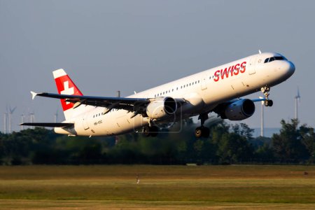 Foto de Viena, Austria - 13 de mayo de 2018: Salida del avión de pasajeros Swiss International Airlines Airbus A321 HB-IOC y despegue en el aeropuerto de Viena - Imagen libre de derechos