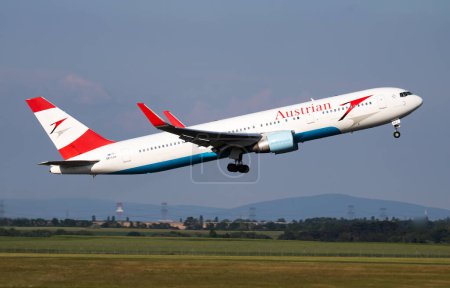 Téléchargez les photos : Vienne (Autriche) - 20 mai 2018 : Le Boeing 767-300 OE-LAX d'Austrian Airlines décolle et décolle à l'aéroport de Vienne - en image libre de droit