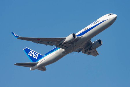 Téléchargez les photos : Hong Kong / Chine - 1er décembre 2013 : Tous les Boeing 767-300 JA626A de Nippon Airways décollent et décollent à l'aéroport de Hong Kong Chek Lap Kok - en image libre de droit
