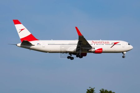 Téléchargez les photos : Vienne, Autriche - 20 mai 2018 : arrivée et atterrissage d'un Boeing 767-300 OE-LAZ d'Austrian Airlines à l'aéroport de Vienne - en image libre de droit