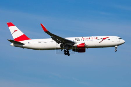 Téléchargez les photos : Vienne, Autriche - 20 mai 2018 : arrivée et atterrissage d'un Boeing 767-300 OE-LAT d'Austrian Airlines à l'aéroport de Vienne - en image libre de droit