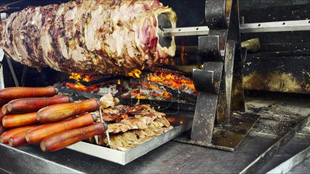 Téléchargez les photos : Cuisine traditionnelle turque délicieuse ; Oltu cag kebab grillé Donateur de la cuisine Erzurum Photo - en image libre de droit
