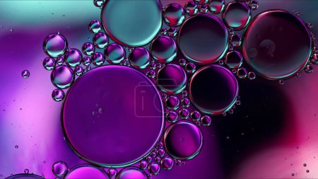 Abstraktes buntes Speiseöl tropft Blasen und Kugeln fließen auf der Wasseroberfläche Makrofotografie