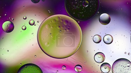 Foto de Abstracto colorido aceite de comida gotas burbujas y esferas que fluyen en la superficie del agua Macro fotografía - Imagen libre de derechos