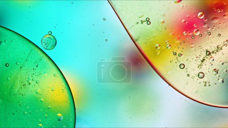 Abstraktes buntes Speiseöl tropft Blasen und Kugeln fließen auf der Wasseroberfläche Makrofotografie