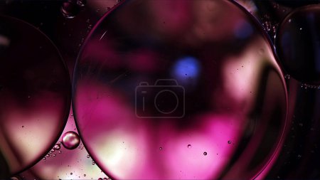 Foto de Abstracto colorido aceite de comida gotas burbujas y esferas que fluyen en la superficie del agua Macro fotografía - Imagen libre de derechos