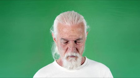 Foto de Viejo hombre de pelo blanco se ve tan triste foto - Imagen libre de derechos