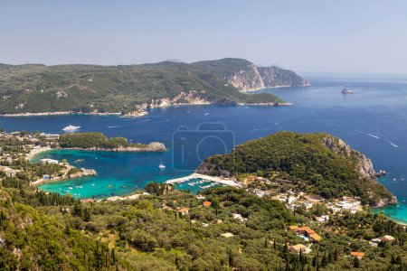 Blick auf die Küste der Palaiokastritsa-Bucht, Korfu, Griechenland
