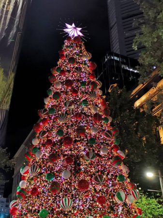Téléchargez les photos : 6 décembre 2022 - Sydney, Australie : Arbre de Noël illuminé St Marins Place. Photo de haute qualité - en image libre de droit