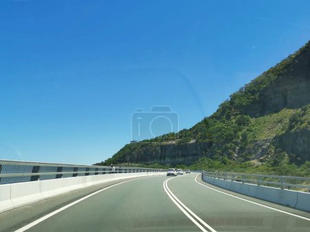 Téléchargez les photos : 24 November 2022 - Stanwell Tops, NSW, Australia: Grand Pacific Drive. High quality photo taken on blue sky day. - en image libre de droit