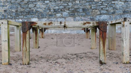 Foto de Parte inferior del muelle que muestra soportes metálicos oxidados apoyados en arena. Foto de alta calidad - Imagen libre de derechos