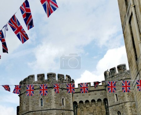 Téléchargez les photos : 5 mai 2023 - Windsor Royaume-Uni : Union Jack Couronation bunting devant le château de Windsor. Photo de haute qualité - en image libre de droit