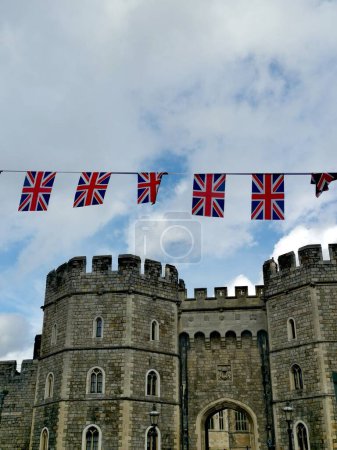 Téléchargez les photos : 5 mai 2023 - Windsor Royaume-Uni : Image verticale de Union Jack Coronation bunting à l'extérieur du château de Windsor. Photo de haute qualité - en image libre de droit