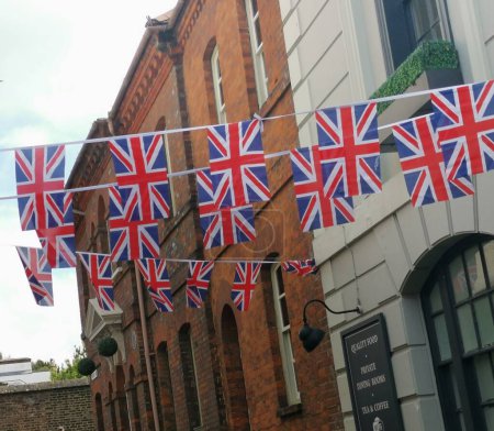 Téléchargez les photos : 5 mai 2023 - Windsor Royaume-Uni : Union Jack Couronation bunting in street. Photo de haute qualité - en image libre de droit