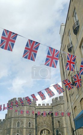 Téléchargez les photos : 5 mai 2023 - Windsor Royaume-Uni : Image verticale de Union Jack Coronation bunting à l'extérieur du château de Windsor. Photo de haute qualité - en image libre de droit
