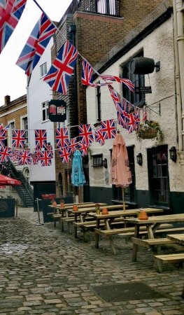 Téléchargez les photos : 5 mai 2023 - Windsor Royaume-Uni : Union Jack Couronation bunting in cobbled street. Photo de haute qualité - en image libre de droit