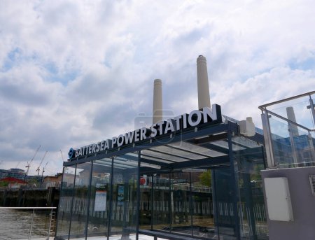 Foto de 3 junio 2023 - Battersea, Londres, Reino Unido: Battersea Power Station Pier for river boat. Foto de alta calidad - Imagen libre de derechos