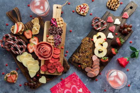Valentinstag Wurstplatten garniert mit verschiedenen Leckereien und Snacks zum Teilen.