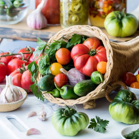 Foto de Un primer plano de una cornucopia de mimbre llena de varias frutas y verduras recién cosechadas. - Imagen libre de derechos