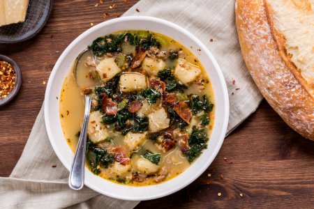 Téléchargez les photos : Vue ci-dessus de la soupe crémeuse Zuppa Toscana au chou-fleur gnocchi, prête à manger. - en image libre de droit