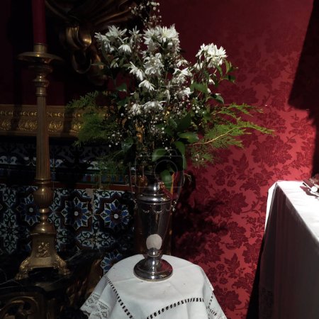Foto de Silver vase with flowers in an Andalusian Catholic church in southern Spain. - Imagen libre de derechos