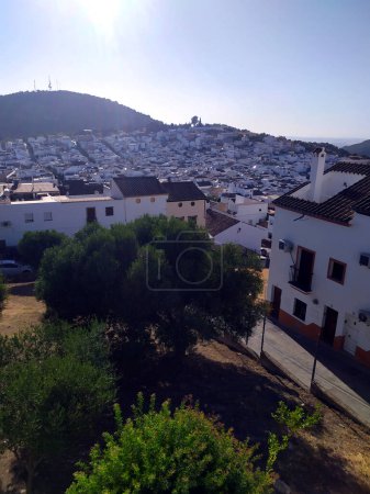 Foto de Prado del Rey province of Cdiz that belongs to the white villages of the Sierra de Cdiz in southern Spain with white houses and where you can see the veerdugo hill in the background under a blue sky on a sunny summer day. - Imagen libre de derechos