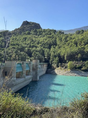 Foto de Vista panorámica de una presa en un embalse, en el pueblo de Guadalest, España. Las compuertas están abiertas.. - Imagen libre de derechos