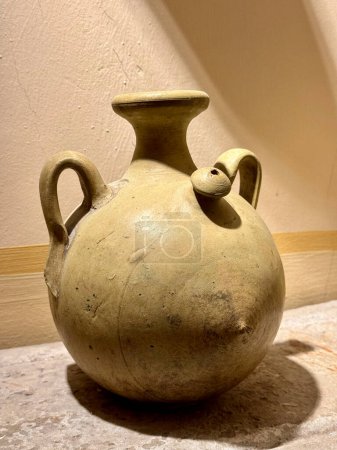 Téléchargez les photos : Une cruche en argile appelée botijo en espagnol. Un pot de boue traditionnel utilisé pour garder l'eau douce à l'intérieur. - en image libre de droit