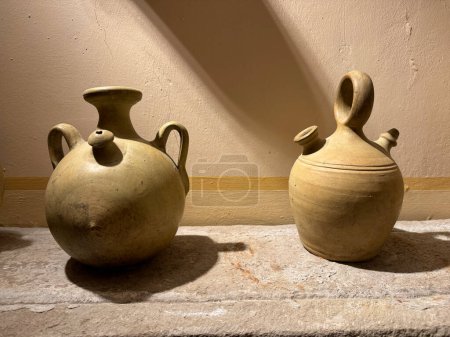 Foto de Dos jarras de barro diferentes llamadas botijo en español. Un frasco de barro tradicional utilizado para mantener agua dulce en el interior. - Imagen libre de derechos