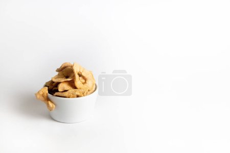 Téléchargez les photos : Dried apple slices in a white bowl - en image libre de droit