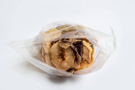 Téléchargez les photos : Fruits secs pommes, bananes et figues dans un sac de cellophane - en image libre de droit