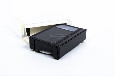 Foto de Pequeños casetes de vídeo VHS-C aislados sobre fondo blanco - Imagen libre de derechos