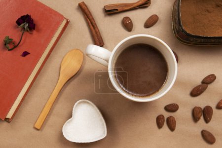 Téléchargez les photos : Sucre de café amandes de cannelle et fond de livre - en image libre de droit