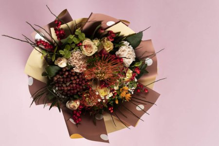 Téléchargez les photos : Bouquet frais de fleurs colorées sur fond rose - en image libre de droit