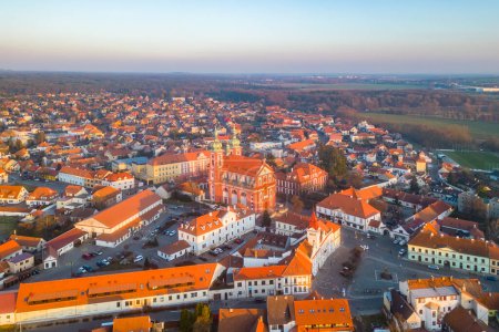 Stara Boleslav Stadt mit Kirche Mariä Himmelfahrt, Tschechien. Luftaufnahme von der Drohne.