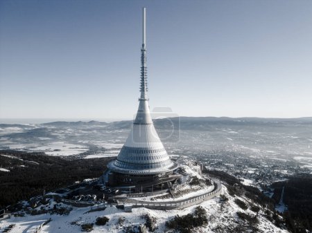 Jested Berg mit modernem Hotel und Fernsehsender auf dem Gipfel, Liberec, Tschechische Republik. Sonniger Wintertag mit verschneiter Landschaft. Luftaufnahme aus der Drohne. Schwarz-Weiß-Fotografie.