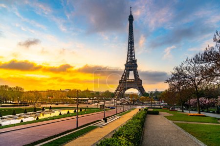 Salida del sol detrás de la Torre Eiffel. Mañana de primavera en París, Francia